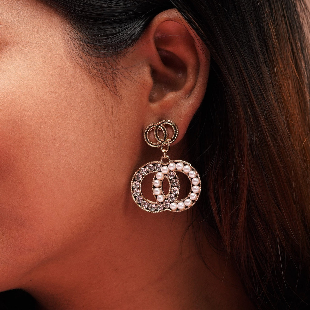 A round Shape earring with pearl and stone